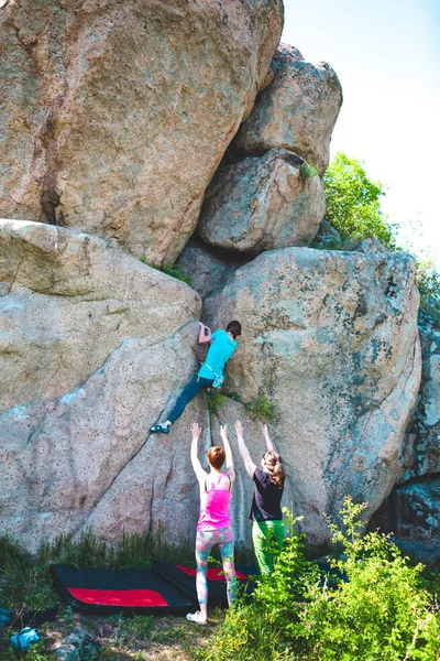 Climbing Nature Friends Climb Stone Girl Climbs Stone Friends Support — Stock Photo, Image
