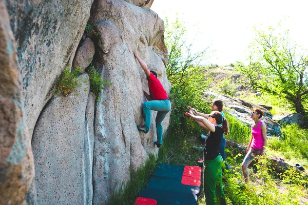 Rock Climber Climbs Rock His Partner Insures Athletes Bouldering Outdoors — Stock Photo, Image