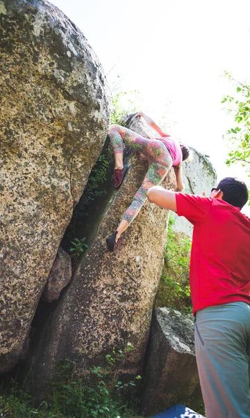 Klimmen Natuur Vrienden Beklimmen Steen Het Meisje Klimt Steen Vrienden — Stockfoto