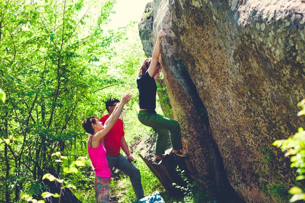 Escalada Naturaleza Los Amigos Suben Piedra Chica Sube Piedra Los — Foto de Stock