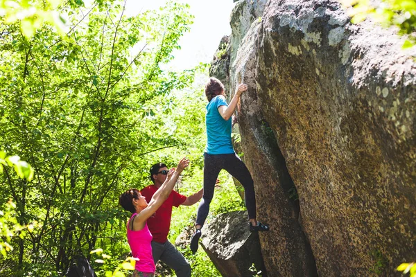 속에서 친구는 여자는 그녀를 자연에서 Bouldering입니다 활동적인 생활양식입니다 스포츠 사람들입니다 — 스톡 사진