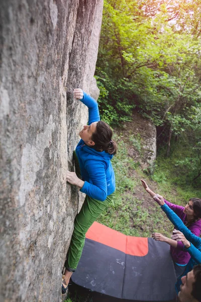 Climber Bouldering Nature Girl Climbs Big Stone Woman Doing Sports — Stock Photo, Image