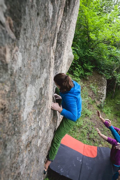 Dağcı Bouldering Doğada Var Kız Büyük Bir Taş Üzerinde Tırmanıyor — Stok fotoğraf