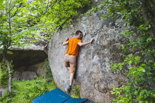 Klättraren Klättrar Stenen Idrottaren Engagerad Bouldering Bergsklättring Naturen — Stockfoto