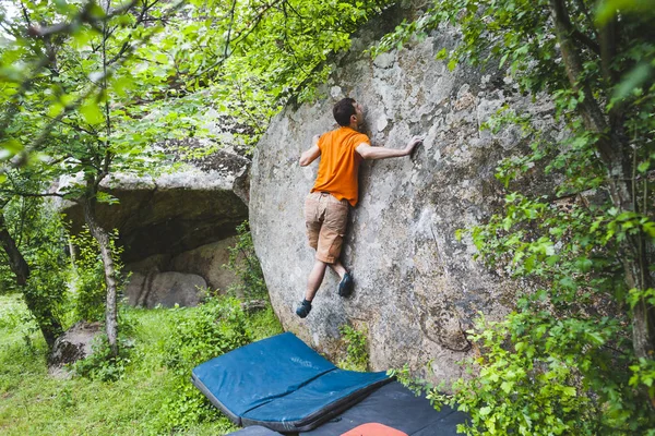 Dağcı Taş Tırmanıyor Atlet Bouldering Içinde Devreye Girer Doğada Dağcılık — Stok fotoğraf