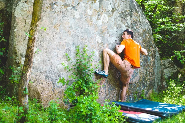Ορειβάτης Ανεβαίνει Πέτρα Αθλητής Ασχολείται Bouldering Αναρρίχηση Στην Φύση — Φωτογραφία Αρχείου