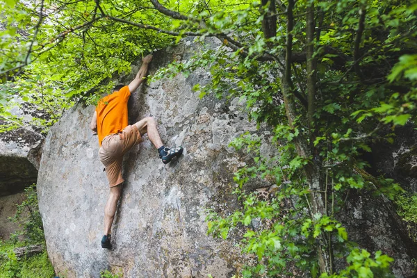Dağcı bouldering tırmanıyor. — Stok fotoğraf