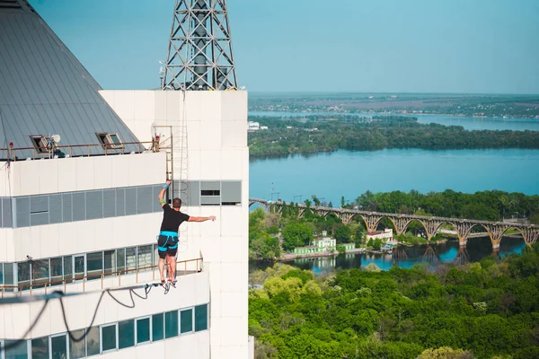 Man Walks Line Stretched Two Buildings Man Catches Balance Altitude — Stock Photo, Image