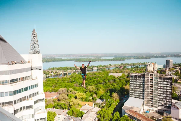 İki bina arasında uzanan bir çizgi boyunca bir adam girer. Bir adam denge irtifada yakalar. Highline şehri.