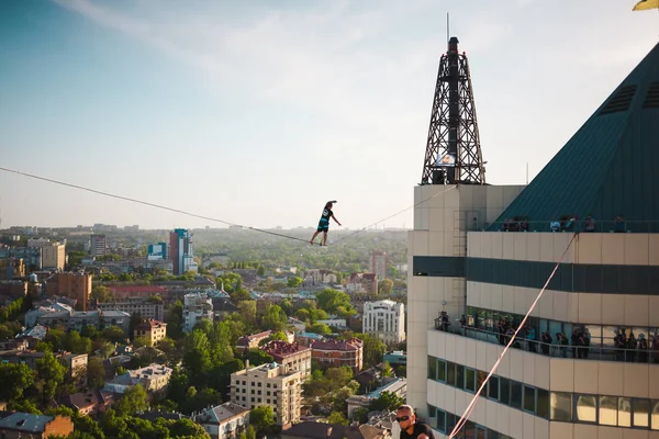 İki bina arasında uzanan bir çizgi boyunca bir adam girer. Aşırı eğlence. Yükseklik korkusu. Adam şehrin üzerinde Dengeleme.