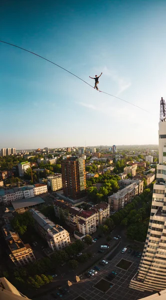 Man Walks Line Stretched Two Buildings Extreme Entertainment Fear Heights — Stock Photo, Image