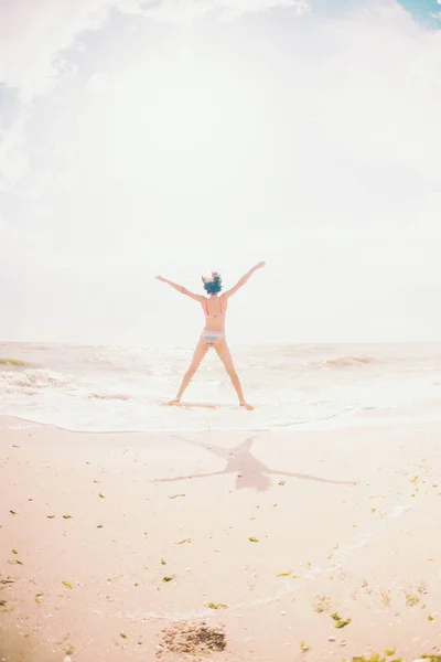 Una Chica Está Saltando Playa Poniendo Las Manos Alto Una — Foto de Stock