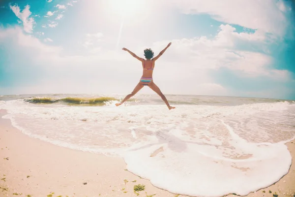 Een Meisje Springen Het Strand Haar Handen Breed Plaatsen Een — Stockfoto