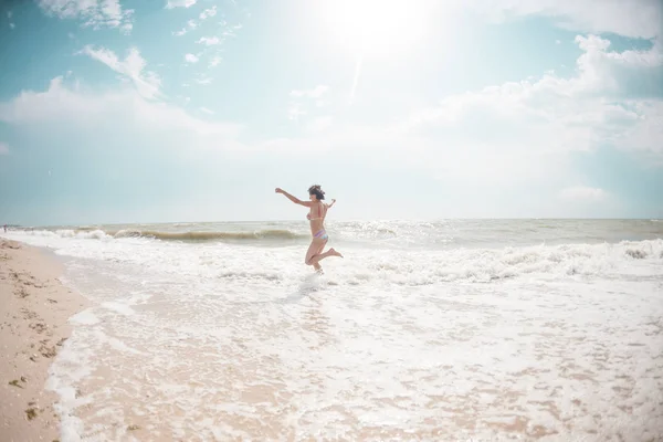 Een Meisje Een Wandeling Langs Het Strand Een Vrouw Staat — Stockfoto