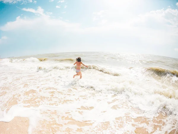 Κορίτσι Πηγαίνει Στο Νερό Της Θάλασσας Γυναίκα Κολύμβησης Στον Ωκεανό — Φωτογραφία Αρχείου