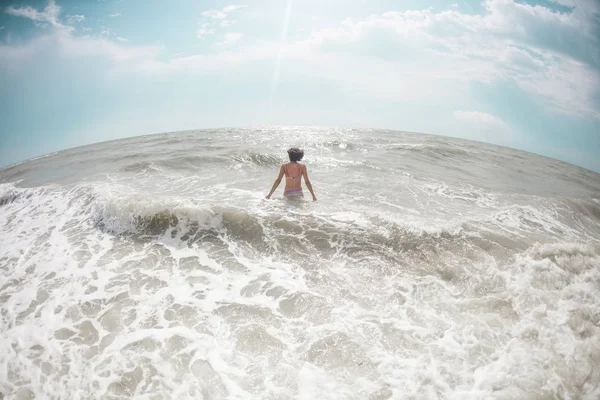 Κορίτσι Πηγαίνει Στο Νερό Της Θάλασσας Γυναίκα Κολύμβησης Στον Ωκεανό — Φωτογραφία Αρχείου