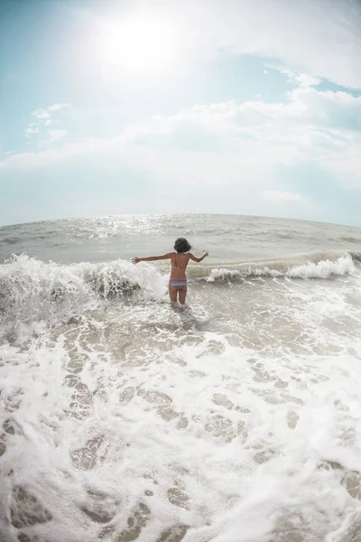 Chica Entra Agua Del Mar Mujer Bañándose Océano Descanso Costa — Foto de Stock