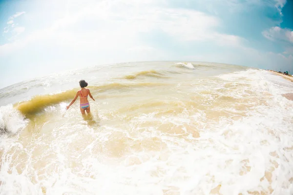 Rapariga Vai Para Água Mar Mulher Banhar Oceano Descanso Costa — Fotografia de Stock