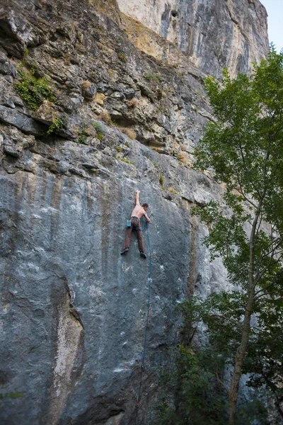 Klimmen Natuurlijke Terrein Een Man Klimt Rots Klimmen Opleiding Het — Stockfoto