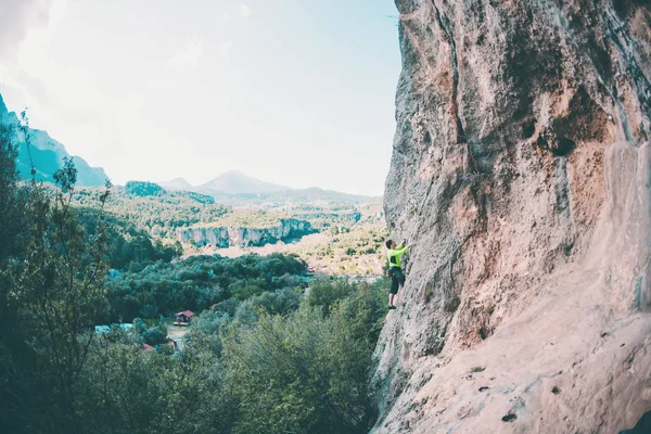 Bir Adam Kaya Tırmanıyor Doğada Tırmanma Fitness Açık Havada Aktif — Stok fotoğraf