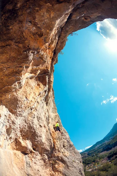 Hombre Sube Roca Escalada Naturaleza Fitness Aire Libre Estilo Vida — Foto de Stock