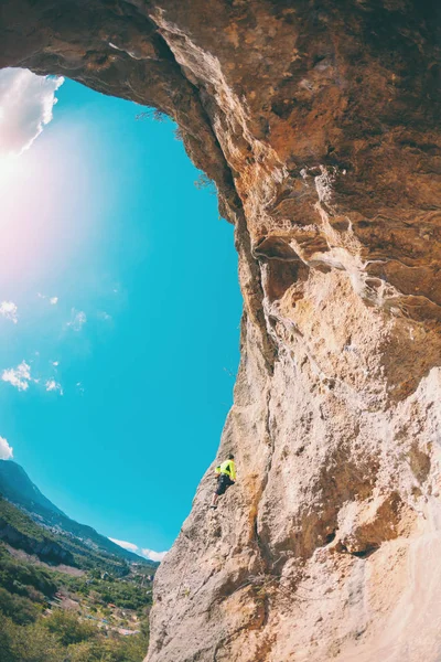 Homem Sobe Rocha Escalada Natureza Fitness Livre Estilo Vida Ativo — Fotografia de Stock