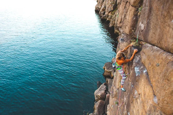 Wspinacz Nad Wodą Kobieta Wspina Się Skale Szkolenia Naturalny Teren — Zdjęcie stockowe