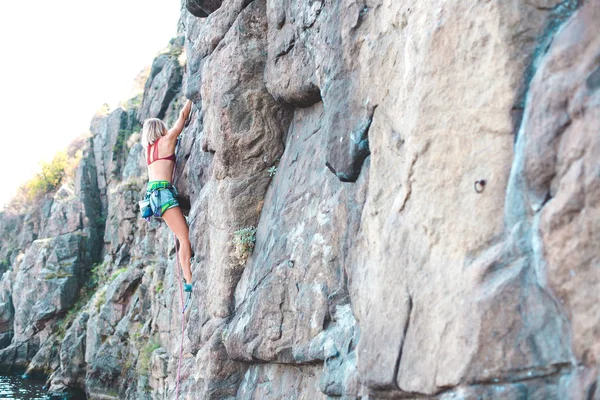 Una Mujer Sube Roca Entrenamiento Terreno Natural Deporte Extremo Escalador — Foto de Stock