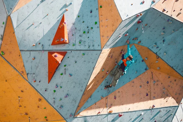 Альпініст Штучному Рельєфі Людина Піднімається Скелелазну Стіну Тренування Стіні Скелелазіння — стокове фото
