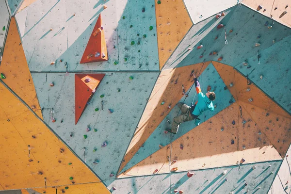 Альпініст Тренується Штучному Рельєфі Чоловік Піднімається Скелелазіння Стіні Вулиці Тренування — стокове фото