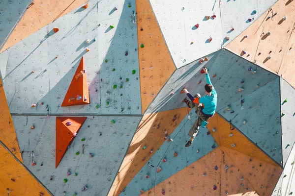 Escalador Entrena Relieve Artificial Hombre Sube Una Ruta Escalada Muro — Foto de Stock