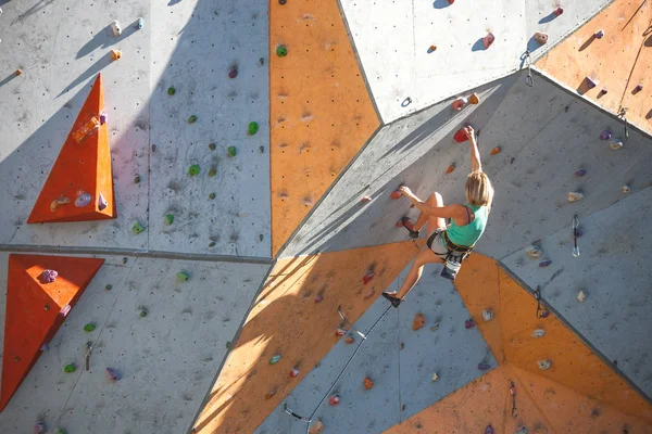 Альпініст Тренується Штучному Рельєфі Жінка Піднімається Скелелазіння Стіні Вулиці Тренування — стокове фото