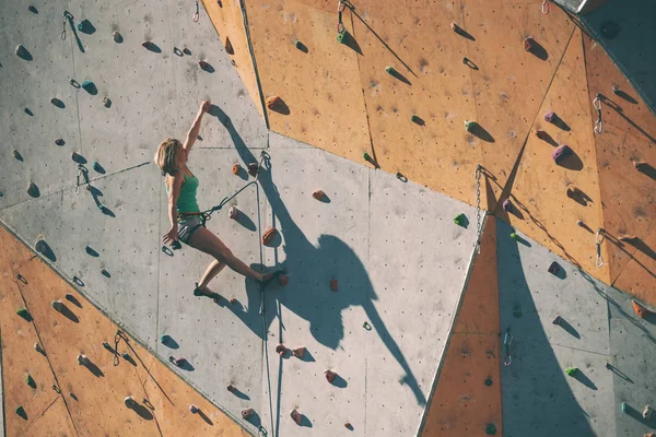 Arrampicatore Allena Rilievo Artificiale Una Donna Arrampica Una Parete Arrampicata — Foto Stock