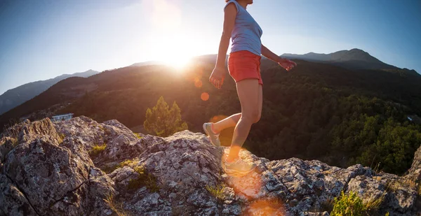 Rapariga Corre Pelas Montanhas Contra Pôr Sol Treinamento Atleta Natureza — Fotografia de Stock