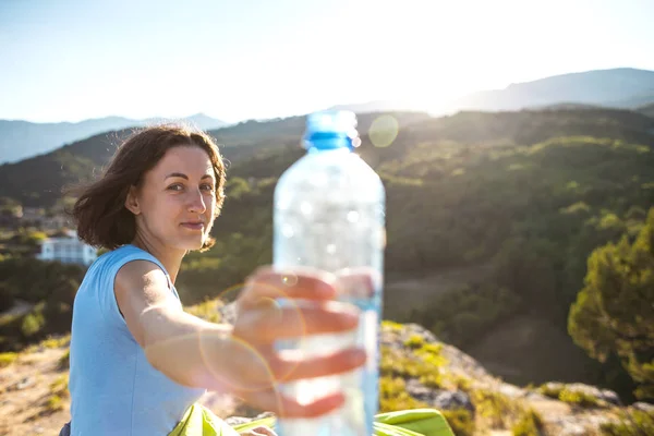 Una Mujer Sostiene Una Botella Agua Una Chica Sienta Cima —  Fotos de Stock
