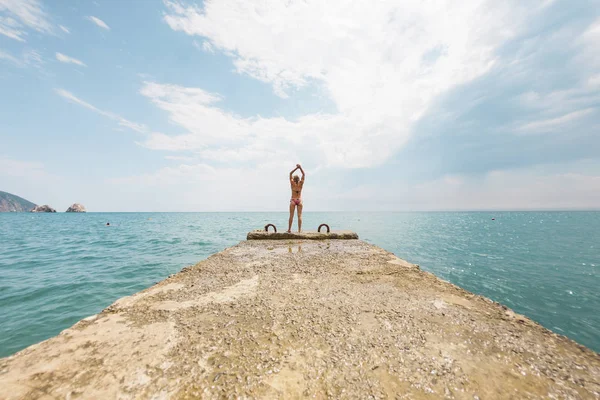 Ein Schlankes Mädchen Badeanzug Steht Auf Der Seebrücke Eine Frau — Stockfoto