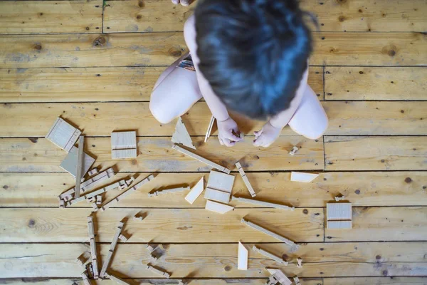 Niño Jugando Diseñador Madera Ecológico Sentado Piso Madera Desarrollo Atención — Foto de Stock