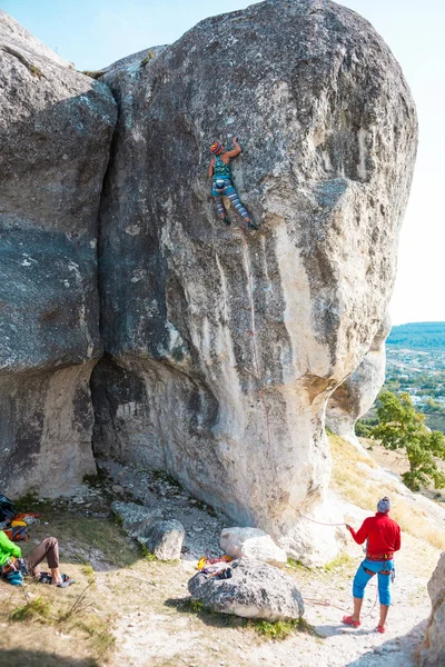 Dos Escaladores Están Entrenados Una Gran Roca Deporte Extremo Recreación — Foto de Stock