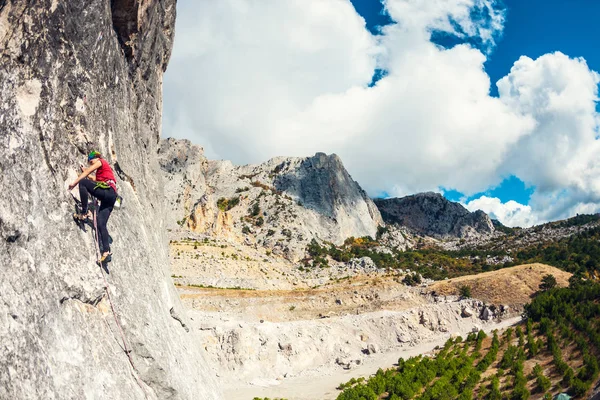 Escalade Sur Rocher Fille Grimpe Rocher Sur Fond Beau Paysage — Photo