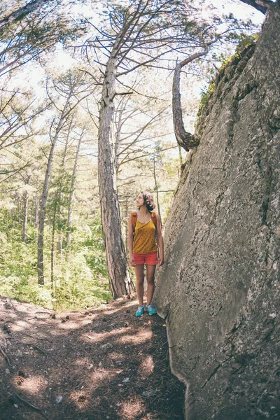 Chica Camina Por Bosque Una Joven Con Una Mochila Viaja — Foto de Stock