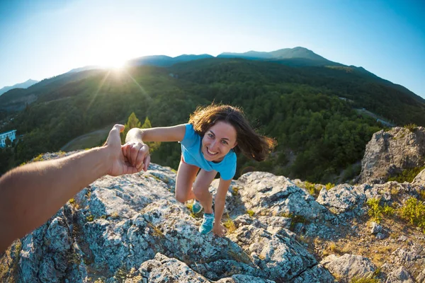 Uma Mulher Sorrindo Está Subindo Uma Pedra Uma Mão Amiga — Fotografia de Stock