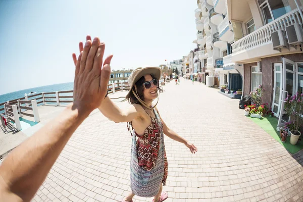 Ragazza Sta Camminando Lungo Località Turistica Donna Col Cappello Cinque — Foto Stock