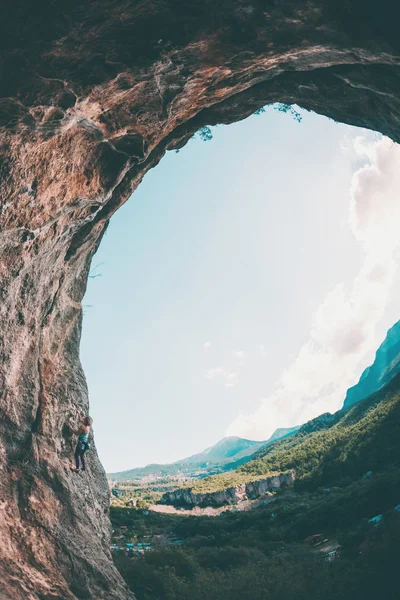 Una Mujer Sube Roca Roca Forma Arco Cueva Fitness Aire — Foto de Stock