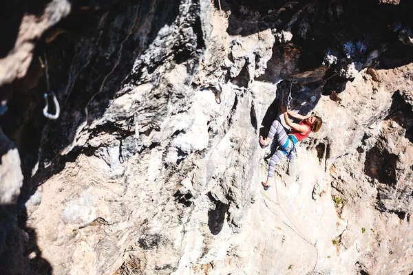 一个女人爬上岩石 攀登自然 户外健身 积极的生活方式 极限运动 运动员在自然的救援中训练 — 图库照片