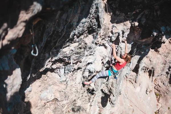 Una Mujer Sube Roca Atleta Entrena Relieve Natural Escalada Roca —  Fotos de Stock