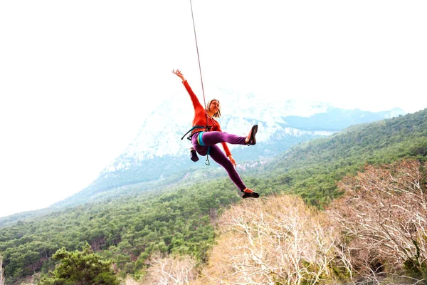 Een Vrouw Opknoping Een Touw Achtergrond Van Prachtige Bergen Klimmer — Stockfoto