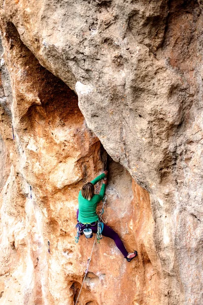 Ένας Ορειβάτης Ένα Βράχο Κορίτσι Κάνει Μια Ανάβαση Αθλητισμός Στη — Φωτογραφία Αρχείου