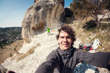 Selfi kaya dağcılar arka plan üzerinde. Fotoğrafçı kaya tırmanışı vuruyor. Aktif yaşam tarzı.