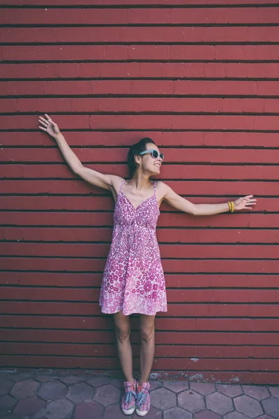 Chica Fondo Una Pared Colores Una Mujer Con Gafas Camina —  Fotos de Stock