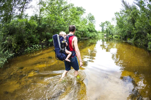 Vater Und Kind Gehen Während Der Flut Asien Flussbett Entlang — Stockfoto